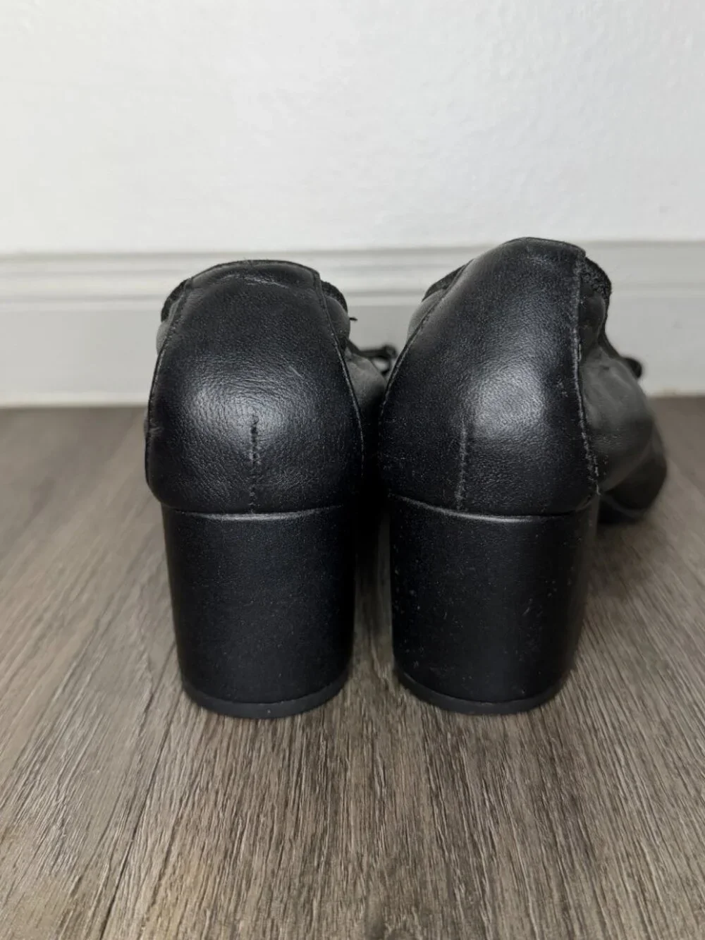 Me Too Women’s Black Leather Cap Toe Block Heel Pumps with Bow Size 7.5